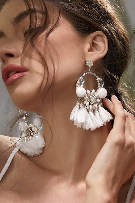 Pendientes bohemios con cuentas y flecos 