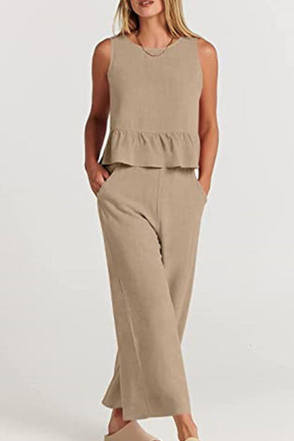 Traje casual con pantalones cortos y pierna ancha con chaleco plisado sin mangas