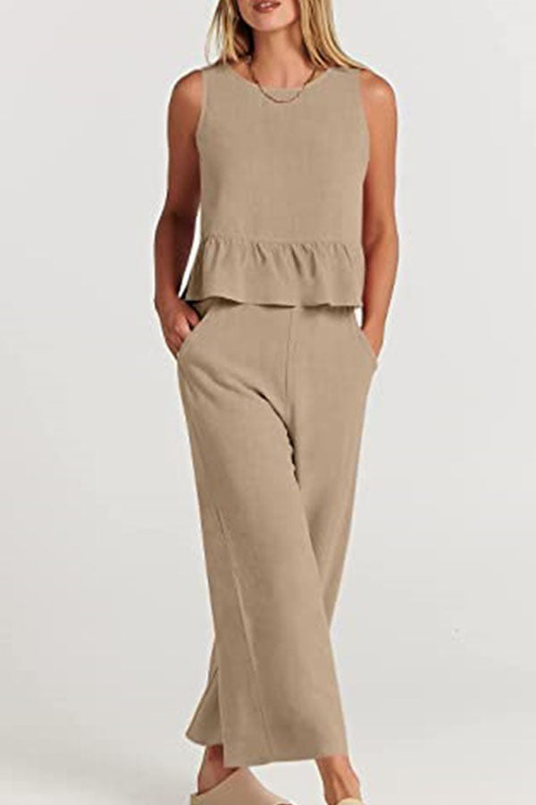 Traje casual con pantalones cortos y pierna ancha con chaleco plisado sin mangas