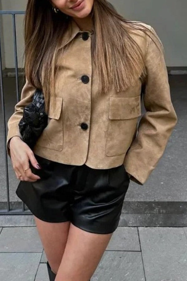 Chaqueta corta de ante sintético con solapa abotonada y bolsillos