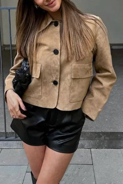 Chaqueta corta de ante sintético con solapa abotonada y bolsillos
