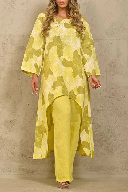 Exquisito traje de pantalón con cuello redondo y paneles con estampado floral