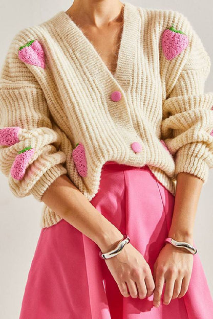 Suéter tipo cárdigan con cuello en V y decorado con fresas en color beige.