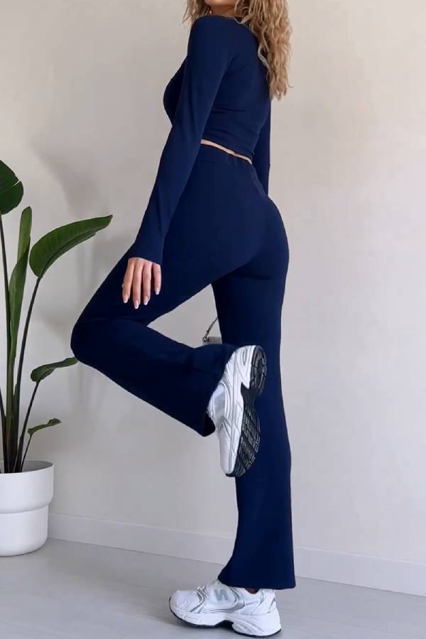 Elegante traje de dos piezas con cuello en U