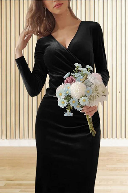Vestido largo de cola de pez entallado con cuello en V y manga larga de terciopelo liso