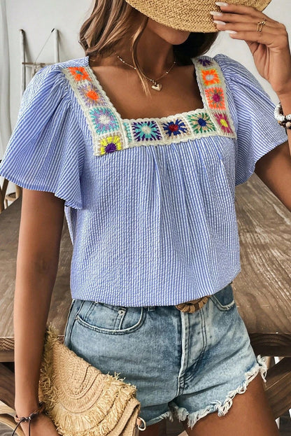 Blusa bohemia con apliques de crochet y rayas azul cielo
