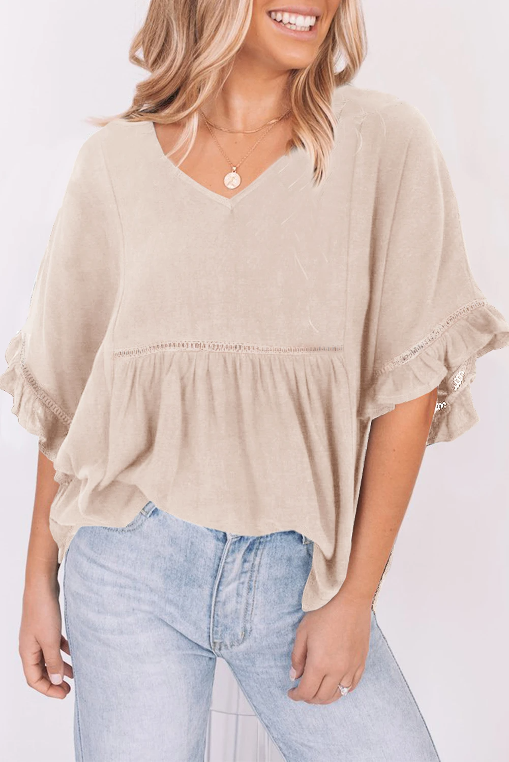 Blusa de manga corta con cuello en V, fruncido y ribete de volantes