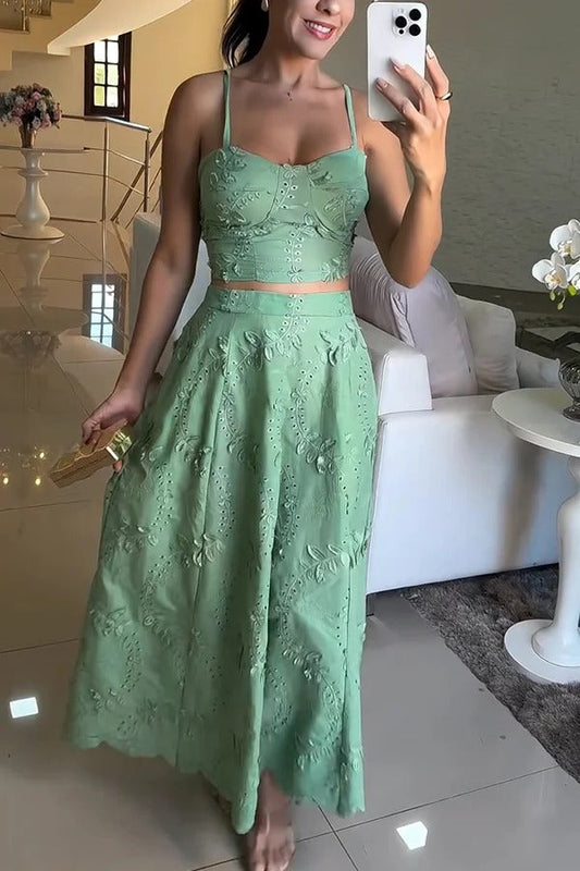 Conjunto de camiseta de tirantes fruncida con bordado floral en la espalda y falda larga acampanada con cintura elástica de Carah