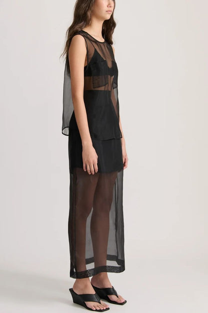 Conjunto moderno de camiseta extragrande con bolsillos de organza transparente y falda midi con abertura y tiro alto