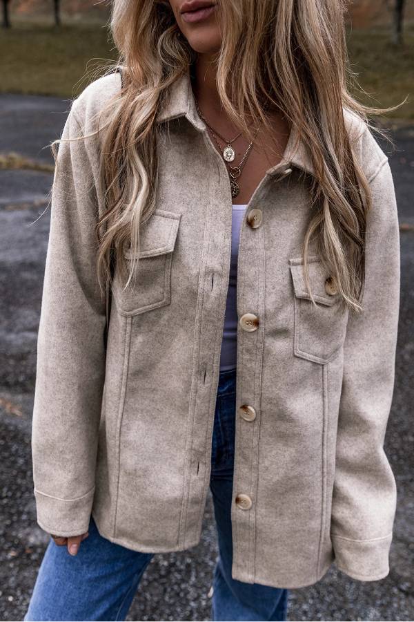 Chaqueta gris claro con cuello vuelto, bolsillos de solapa y botones