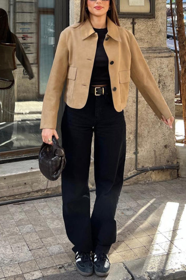 Chaqueta corta de ante sintético con solapa abotonada y bolsillos