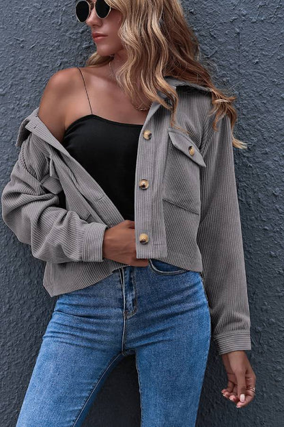 Chaqueta de pana con cuello vuelto y bolsillos con solapa 