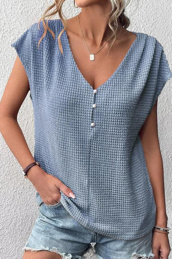 Camiseta informal de mujer con cuello en V, botones y estampado de gofres en color liso