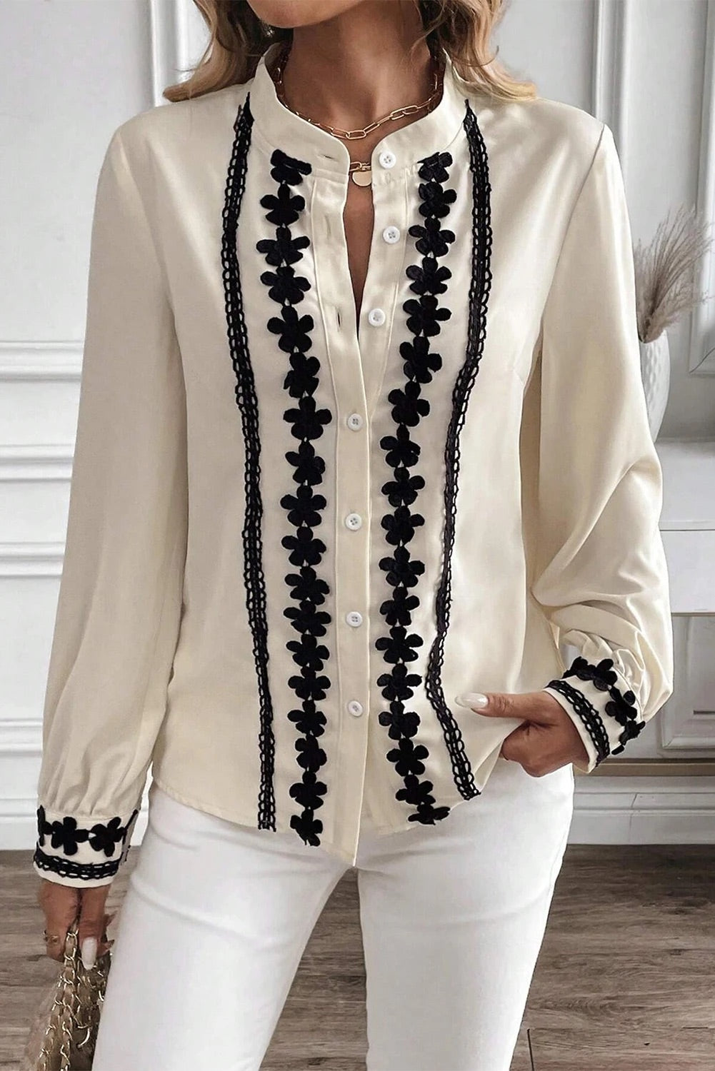 Camisa beige con botones y cuello alto con flores