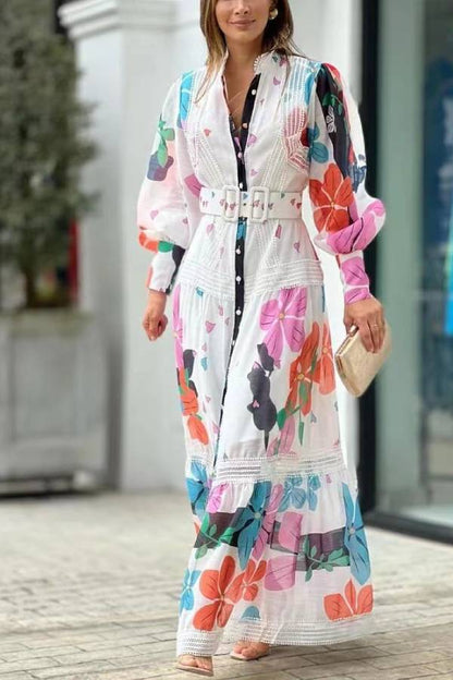 Vestido largo de manga larga con estampado floral, paneles de encaje y botonadura sencilla