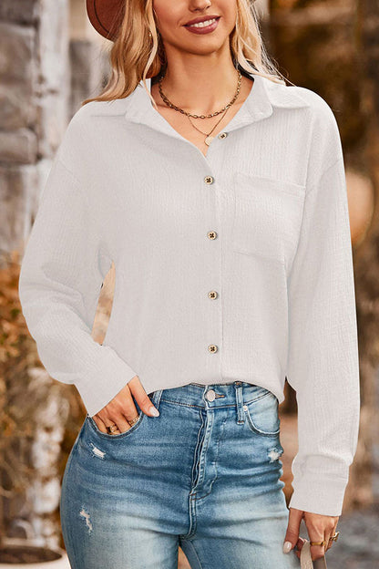Blusa texturizada con botones y solapa de bolsillo suelto