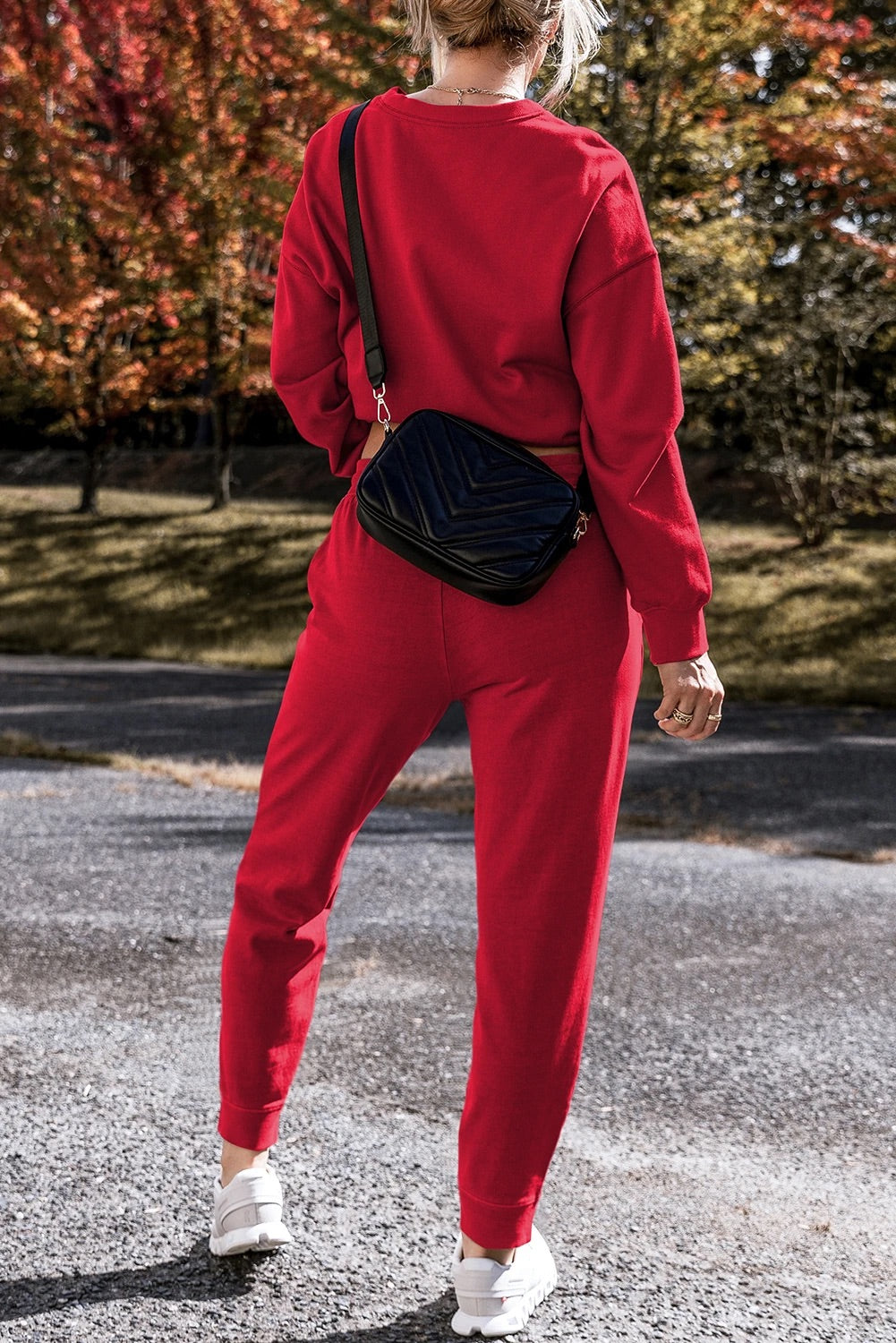 Conjunto de jersey y pantalón de corte alto y bajo en color rojo de competición