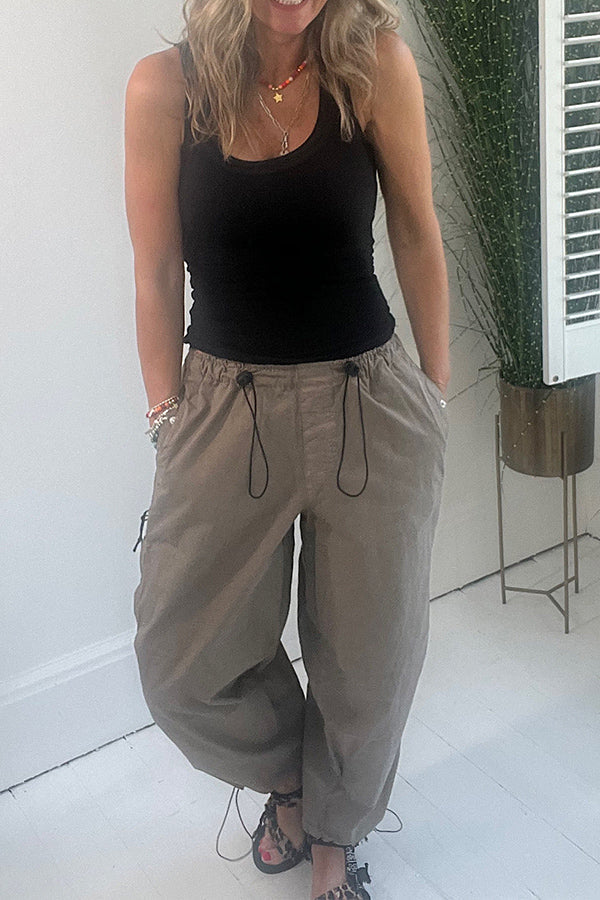 Pantalones cargo con bolsillos y cintura elástica con cordón de estilo urbano