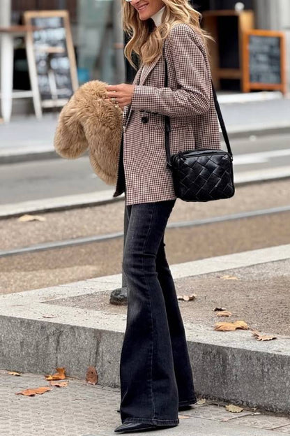 Una chaqueta de cuadros imprescindible para las amantes de la moda.