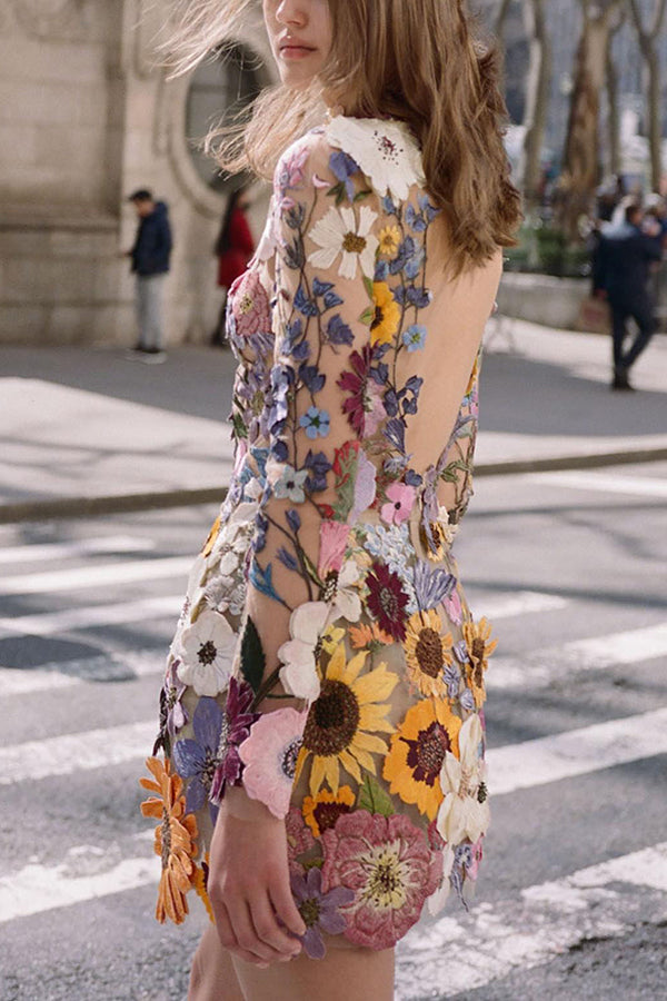 Minivestido de manga larga sin espalda con apliques florales elegantemente encantados 