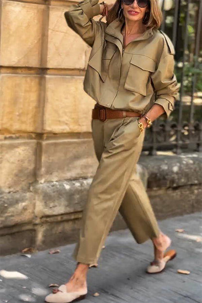 Chaqueta holgada con cremallera estilo cargo y bolsillos con detalles de correa con dije clásico
