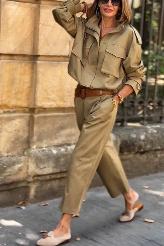 Chaqueta holgada con cremallera estilo cargo y bolsillos con detalles de correa con dije clásico