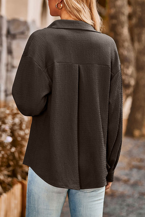 Blusa texturizada con botones y solapa de bolsillo suelto