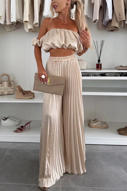Conjunto de top corto de satén con hombros descubiertos y mangas abullonadas de Jorie y pantalones anchos plisados con cintura elástica