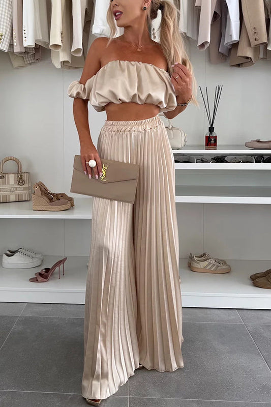 Conjunto de top corto de satén con hombros descubiertos y mangas abullonadas de Jorie y pantalones anchos plisados con cintura elástica