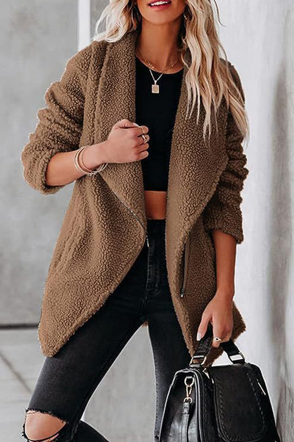 Chaqueta casual de piel de cordero de moda con bolsillos con cremallera y chaqueta de terciopelo granulado.