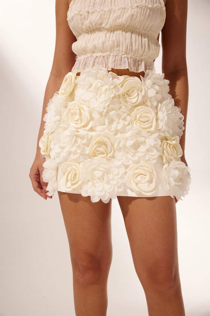 Minifalda adornada con flores celestes 