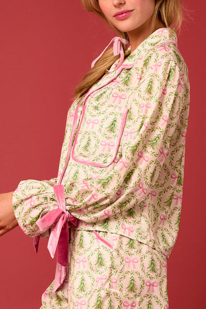 Conjunto de top de terciopelo con estampado navideño, manga larga, bolsillos y pantalones anchos con cintura elástica.