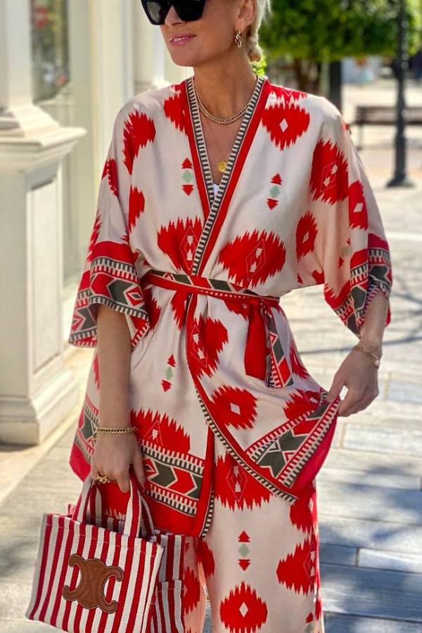 Conjunto de kimono con cinturón y pantalones cortos con bolsillo y cintura elástica con estampado étnico rojo