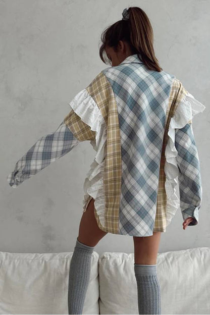 Camisa con volantes y patchwork con estampado de cuadros en azul cielo 