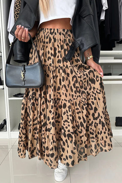Falda larga en capas con cintura elástica y estampado de leopardo, única y cómoda.