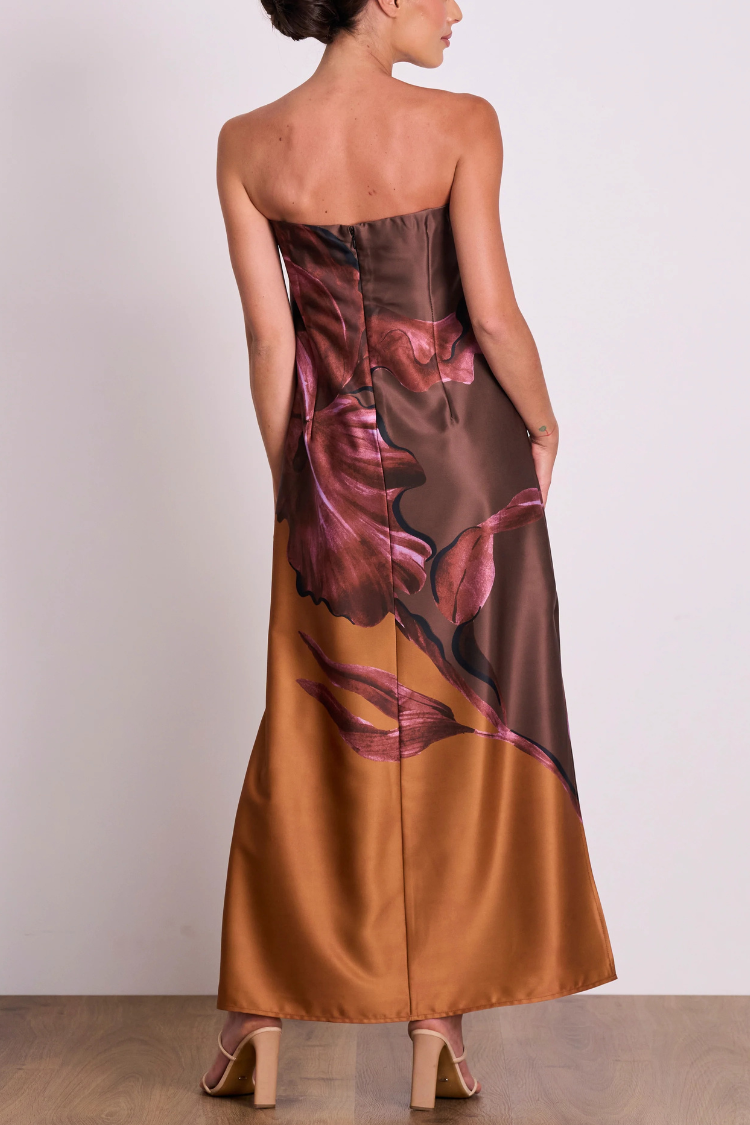 Vestido largo de satén con estampado floral, hombros descubiertos y abertura en forma de A. Inspiración para dibujar