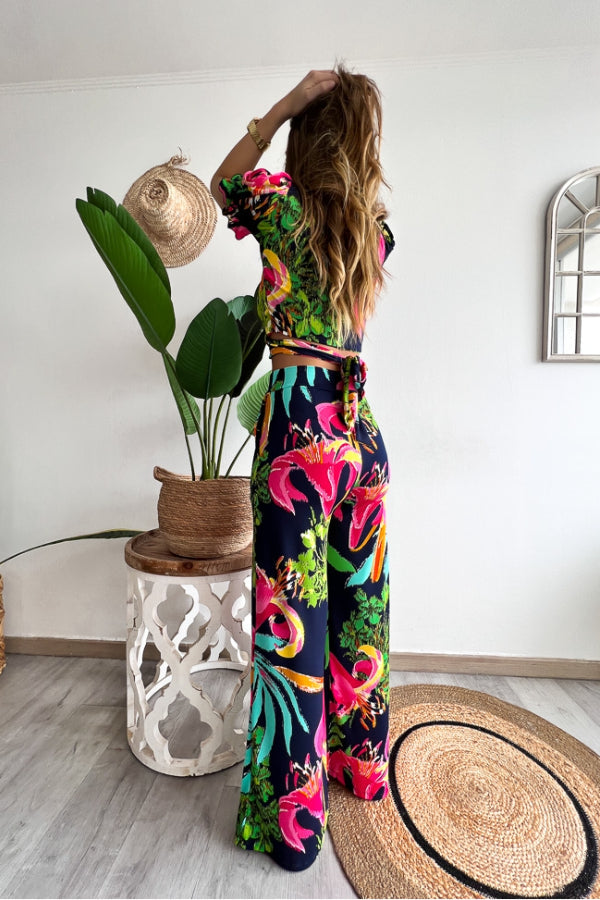 Conjunto de top corto con cuello en V y mangas cortas con estampado floral, cintura elástica y pantalones de pierna ancha 