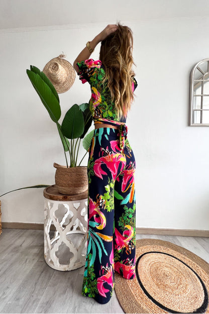 Conjunto de top corto con cuello en V y mangas cortas con estampado floral, cintura elástica y pantalones de pierna ancha 