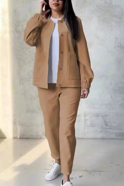 Conjunto de pantalón casual y top holgado de manga larga con bolsillos y botones en color liso