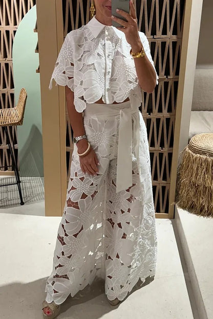 Conjunto de camisa corta con encaje floral y pantalones anchos con bolsillos y cinturón que redefinen la elegancia