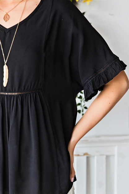 Blusa de manga corta con cuello en V, fruncido y ribete de volantes