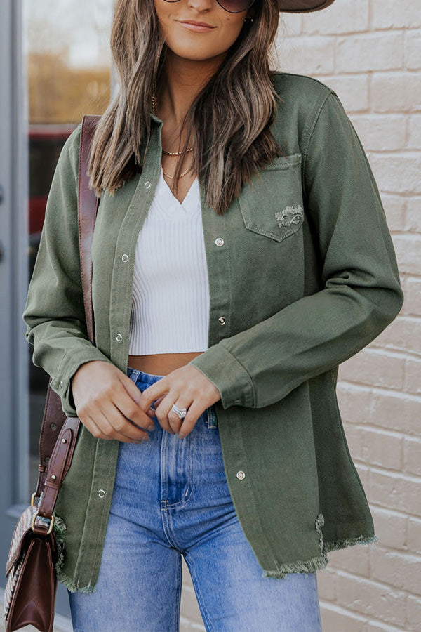 Chaqueta vaquera informal con botones y dobladillo sin rematar roto