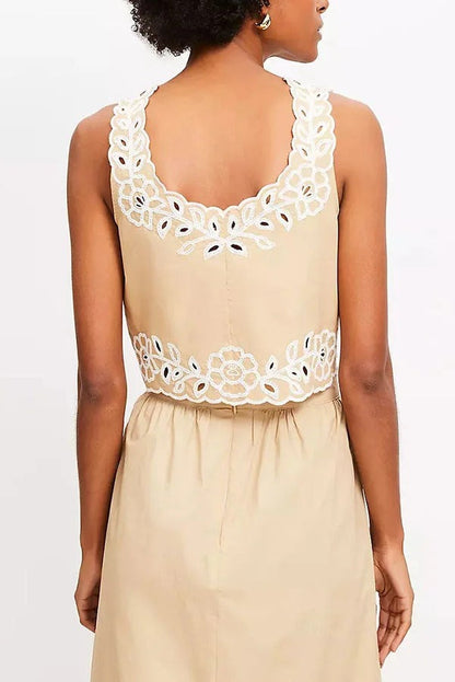 Camiseta de popelina con ojales florales y falda midi de cintura elástica y tiro alto para temporada de vacaciones