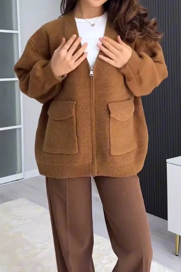 Chaqueta tipo suéter con cuello en V y bolsillos versátiles de color liso