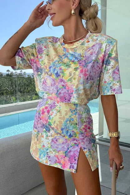 Conjunto de camiseta con hombreras y minifalda pantalón con estampado floral Favor Romance