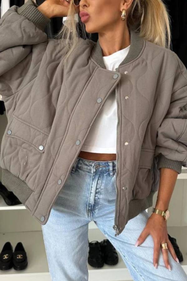 Chaqueta de manga larga con cuello de béisbol y cierre a presión