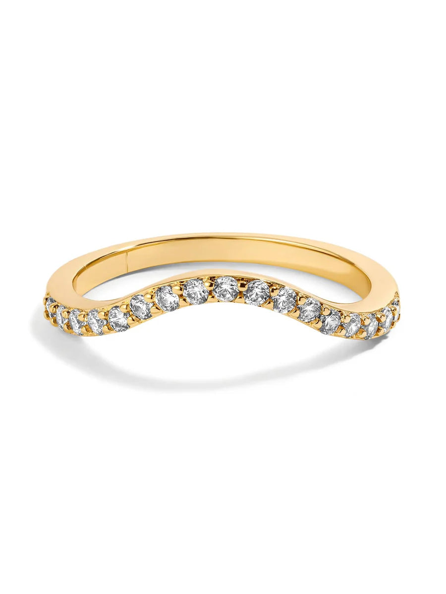 Anillo elegante con línea ondulada y incrustaciones de diamantes 