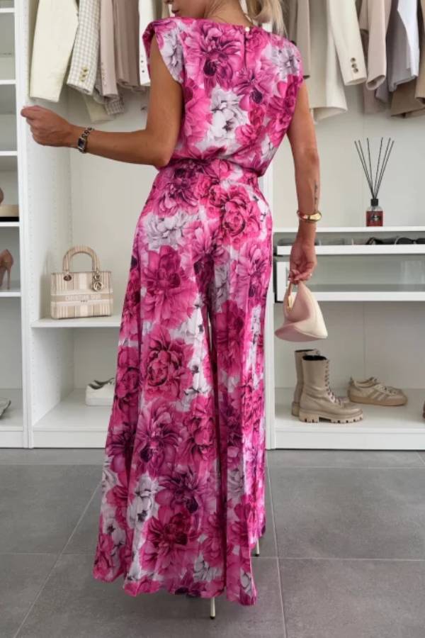 Conjunto de top de cuello redondo con hombreras y pantalones anchos plisados con cintura elástica.
