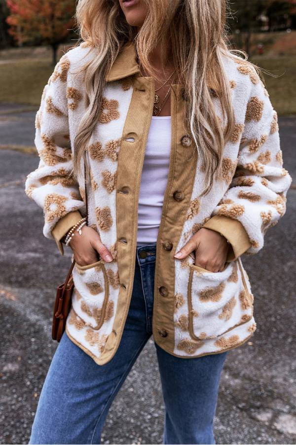 Chaqueta polar con botones y estampado floral en beige francés claro