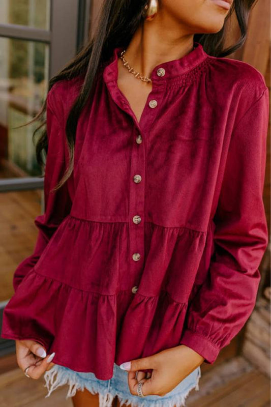 Camisa burdeos con botones escalonados y volantes fruncidos 